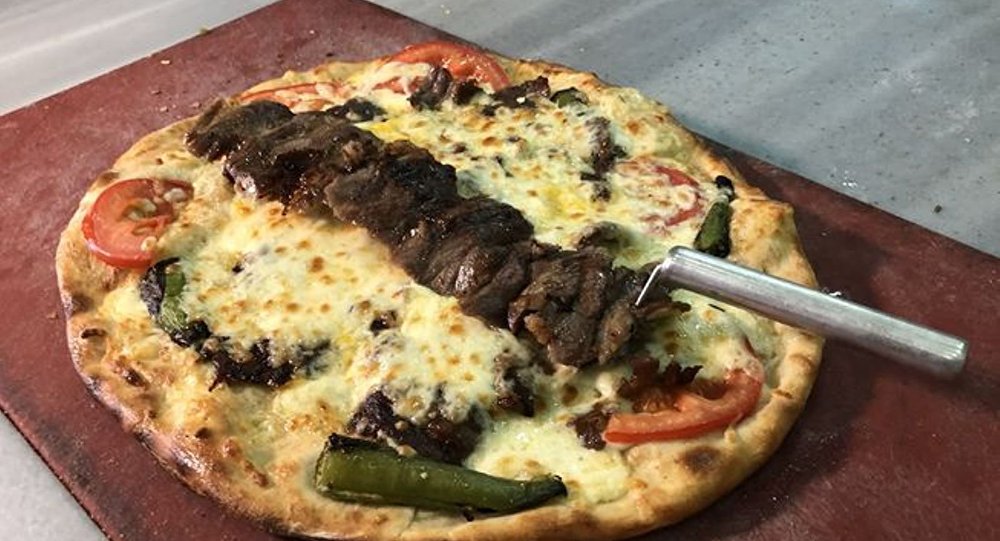 Pizza ile cağ kebabı birleşti: ‘İtalyan pizzası yemek zorunda değiliz, bizimki daha orijinal’